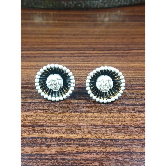 Vintage Round Flower Center White & Brass Screw Back Earrings Retro Victorian - Picture 6 of 6